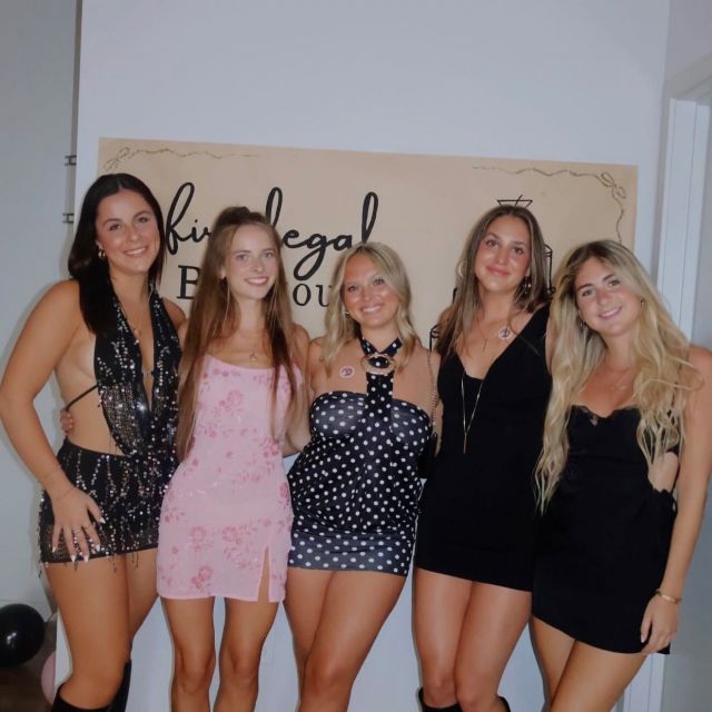 ✨ future resident spotlight ✨

say hey to taylor and her roommates! 

📍 Spartanburg, SC - -> Verve Columbia

“im most excited about the pickleball court and pool!”

honestly, we don’t blame her 

Drop a 🐓 in the comments to help us welcome them home!