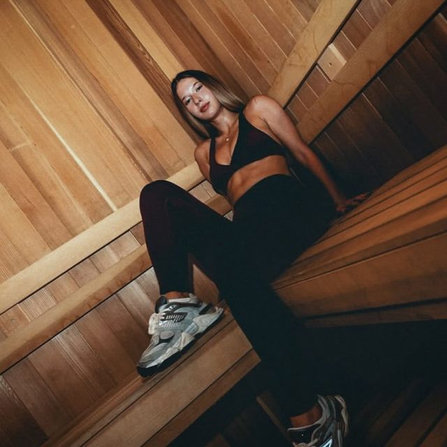 new year, new goals 🤝

go out more, delete hinge, put health and wellness first, & live your best damn life 🍾